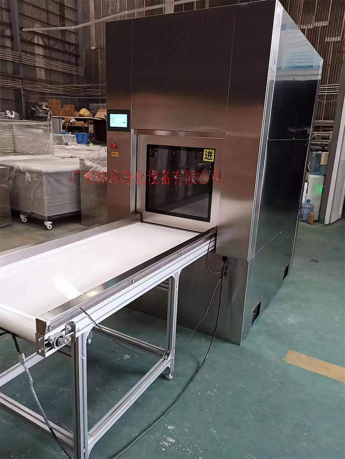 輸送帶傳遞窗還可吹淋被傳遞物品的表面，防止物品可能攜帶塵埃進入潔凈室。