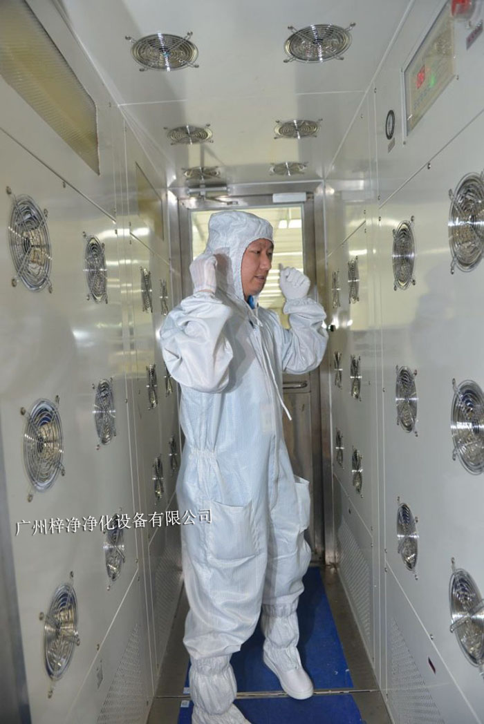 在風淋室內站立，保持身體不動，讓高速氣流從正面吹拂全身。