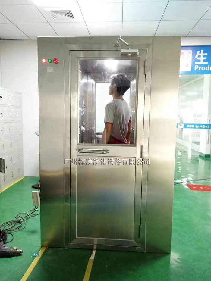 風(fēng)淋室廣泛應(yīng)用于電子、制藥、食品、精密儀器制造等行業(yè)。